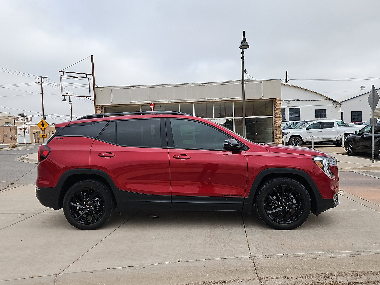 Used 2024 GMC Terrain SLT w/ Elevation Edition image 5