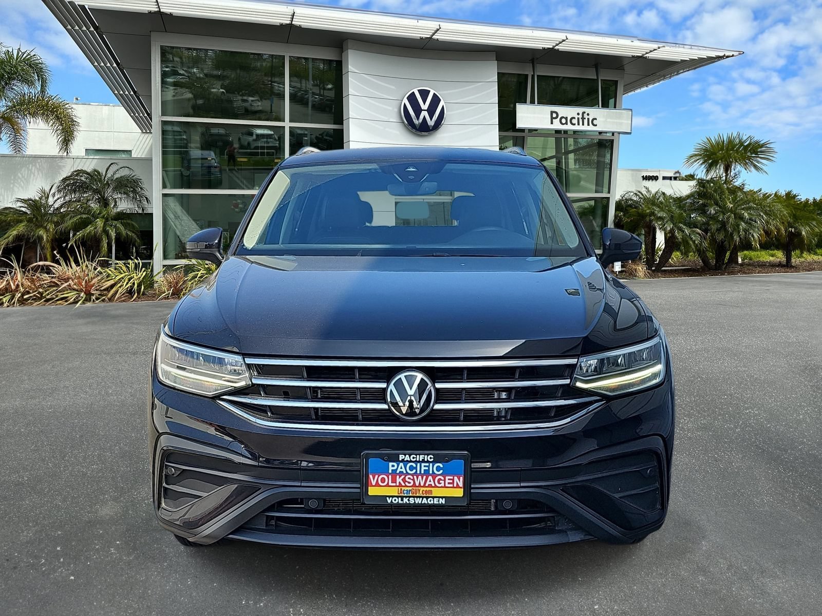 Certified 2024 Volkswagen Tiguan SE FWD image 2