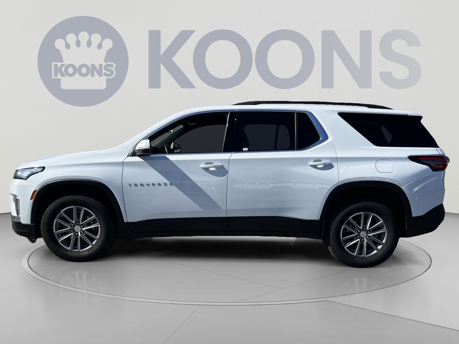 Used 2023 Chevrolet Traverse LT FWD image 2