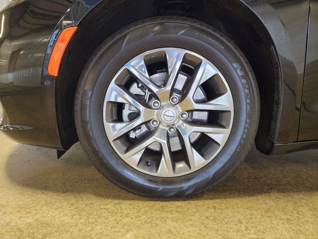 Used 2025 Chrysler Pacifica Pinnacle FWD image 9