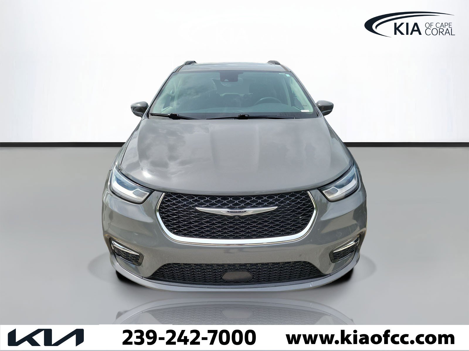 Used 2022 Chrysler Pacifica Touring-L FWD image 2