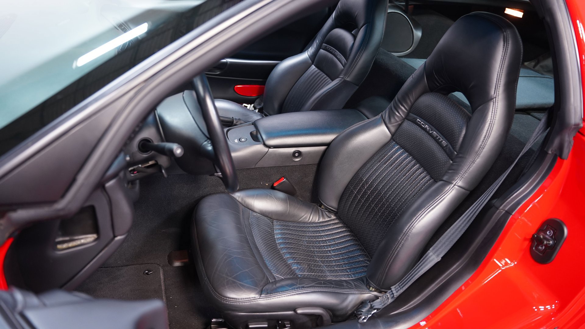 Used 2000 Chevrolet Corvette Coupe w/ Memory Pkg image 38