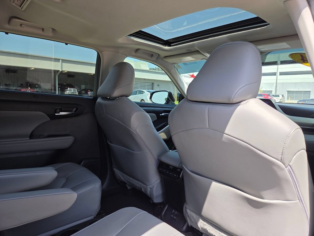 Used 2024 Toyota Highlander XLE FWD image 16