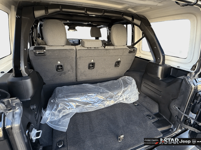 Used 2025 Jeep Wrangler Unlimited Sahara AWD/4WD image 25
