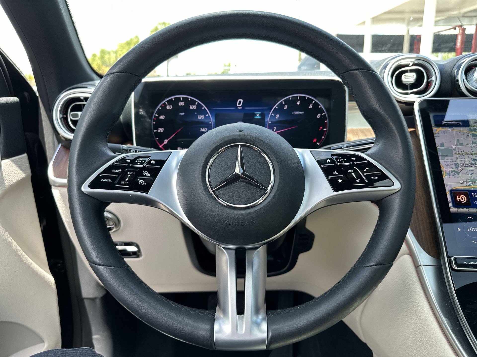 Used 2025 Mercedes-Benz GLC 300 image 11