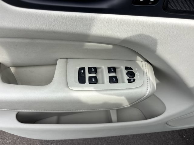 Used 2023 Volvo XC60 B5 Plus AWD/4WD image 16