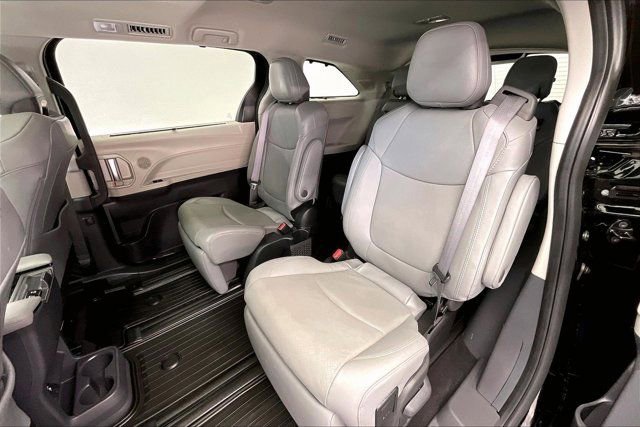 Used 2024 Toyota Sienna Limited image 20