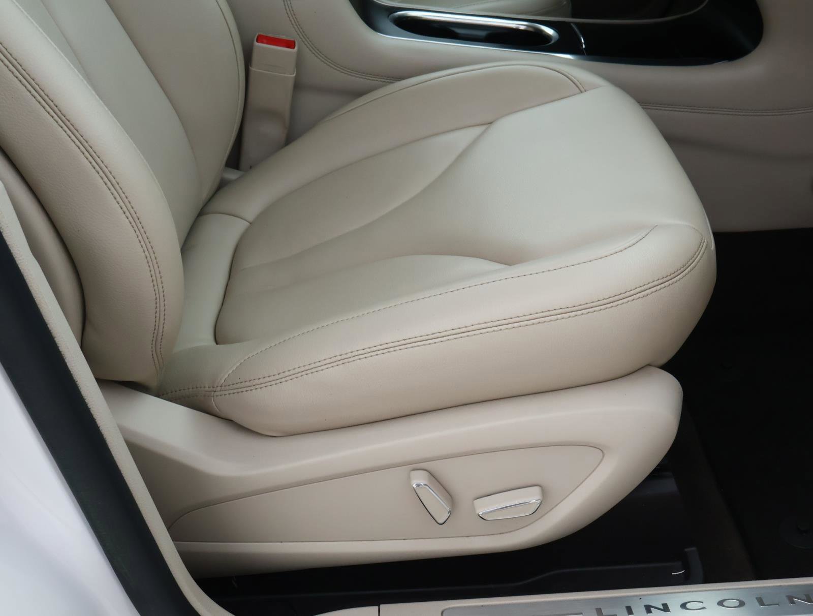 Used 2019 Lincoln MKC Premiere FWD image 16