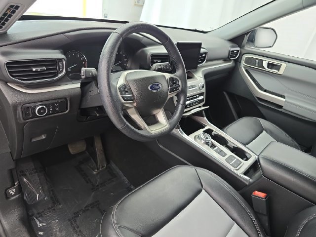 Used 2023 Ford Explorer XLT w/ Equipment Group 202A RWD image 17