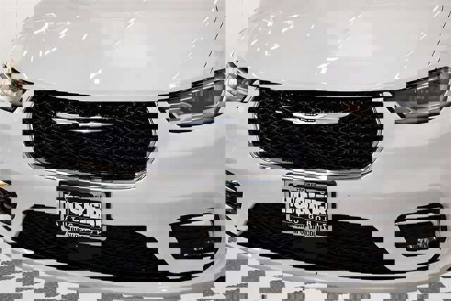 Used 2025 Chrysler Pacifica Select image 16