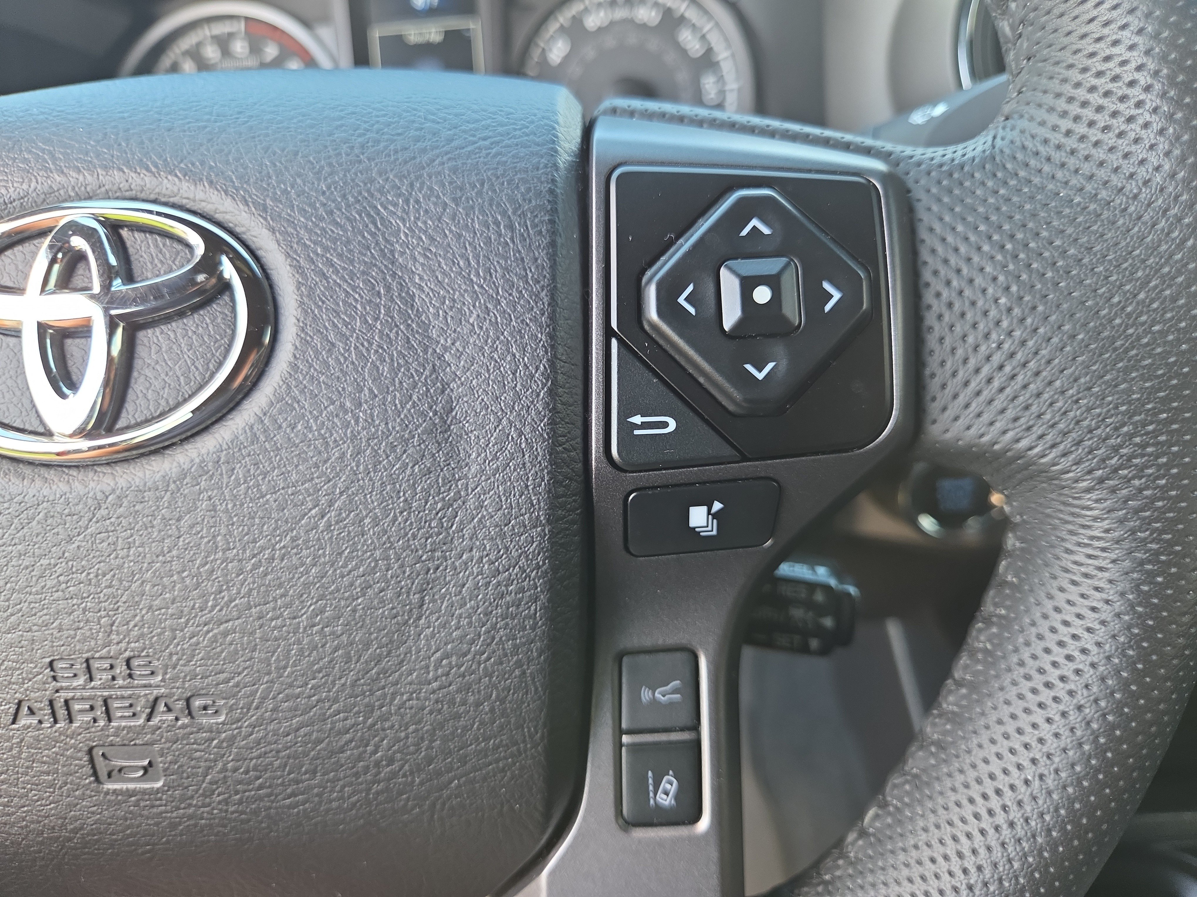 Certified 2022 Toyota Tacoma TRD Off-Road AWD/4WD image 25