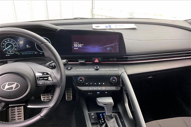 Used 2025 Hyundai Elantra SEL image 6