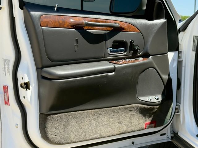 Used 2002 Lincoln Town Car Executive RWD image 20
