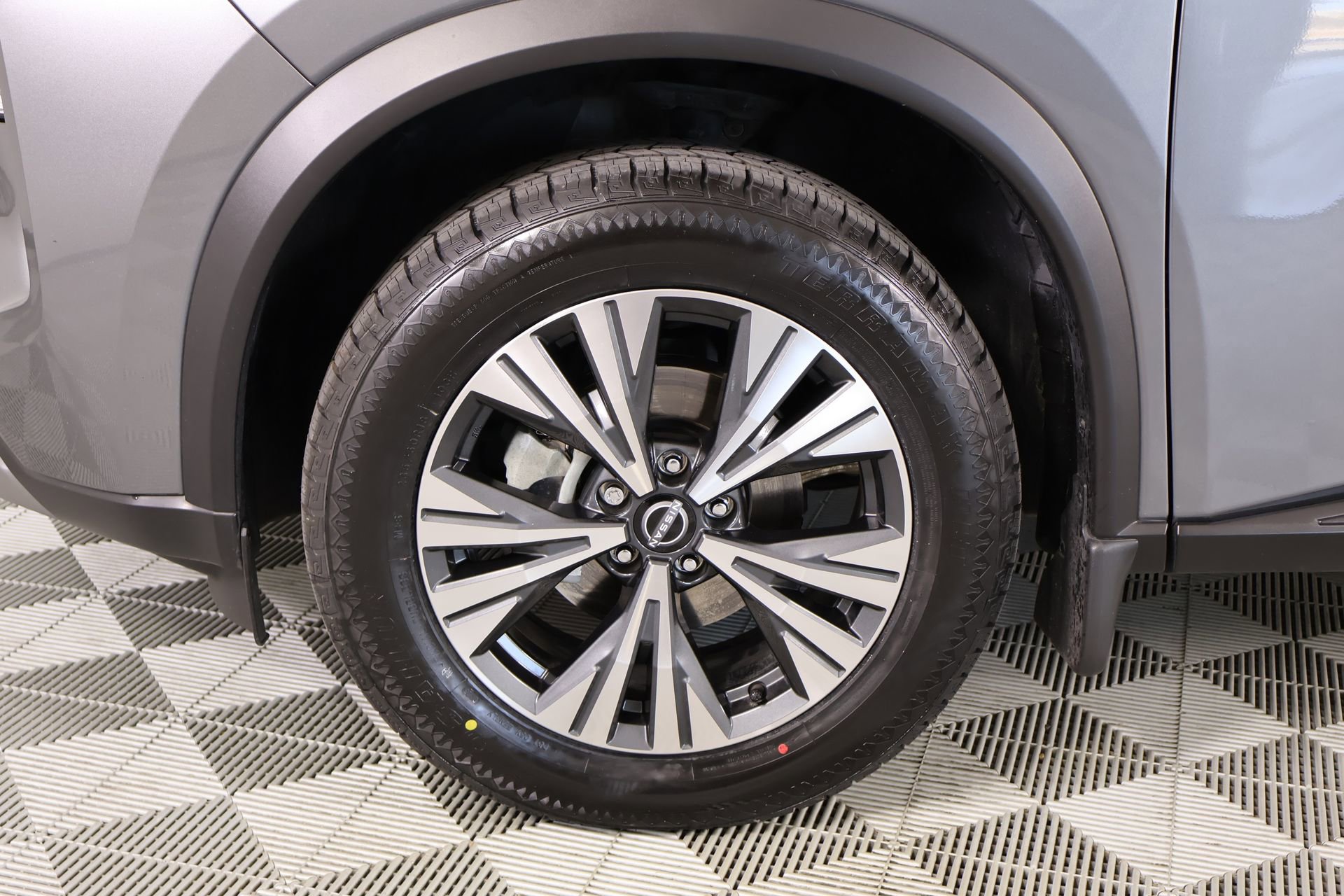 Used 2023 Nissan Rogue SV image 16