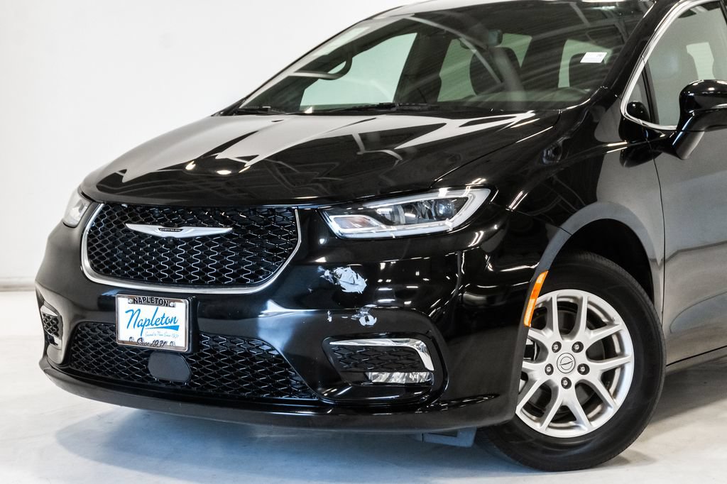 Certified 2025 Chrysler Pacifica Select FWD image 2