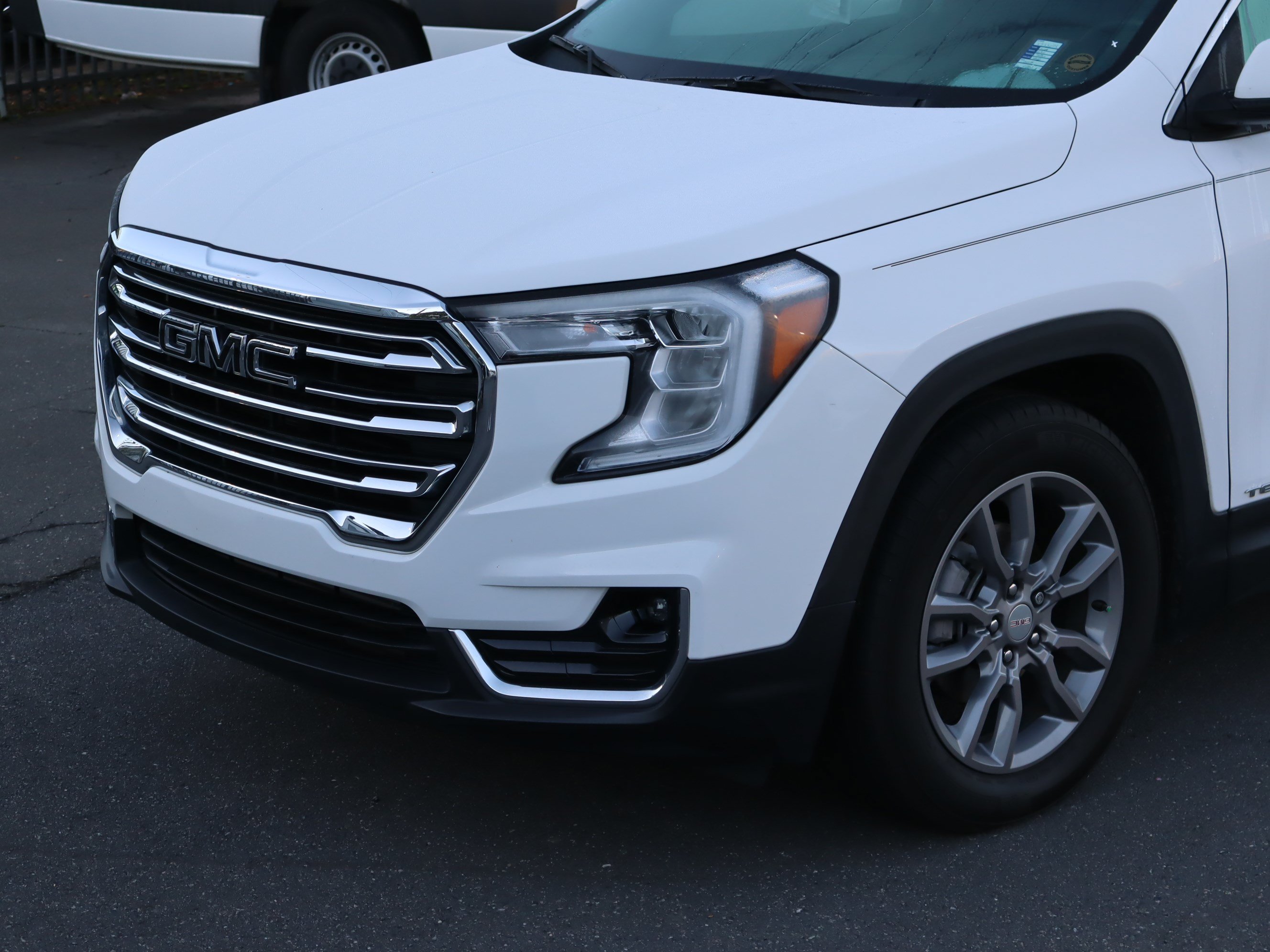 Used 2024 GMC Terrain SLT FWD image 17