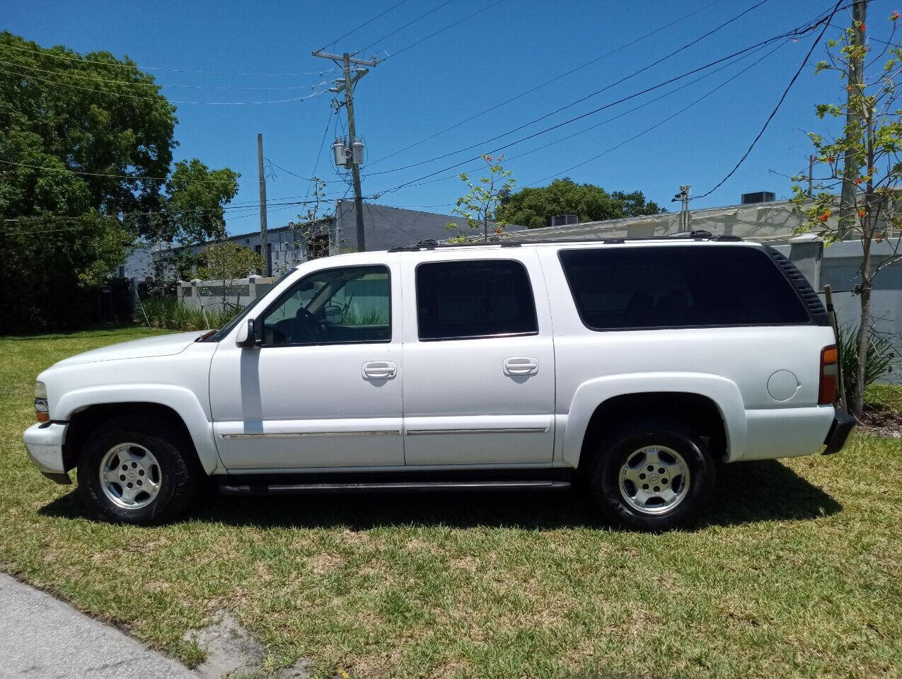 Used 2002 Chevrolet Suburban LT image 1