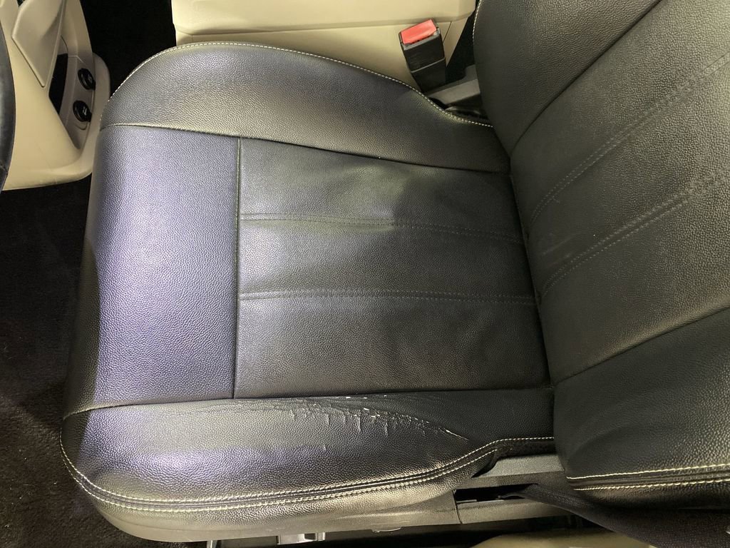 Used 2016 Chrysler Town & Country Touring w/ Driver Convenience Group image 22