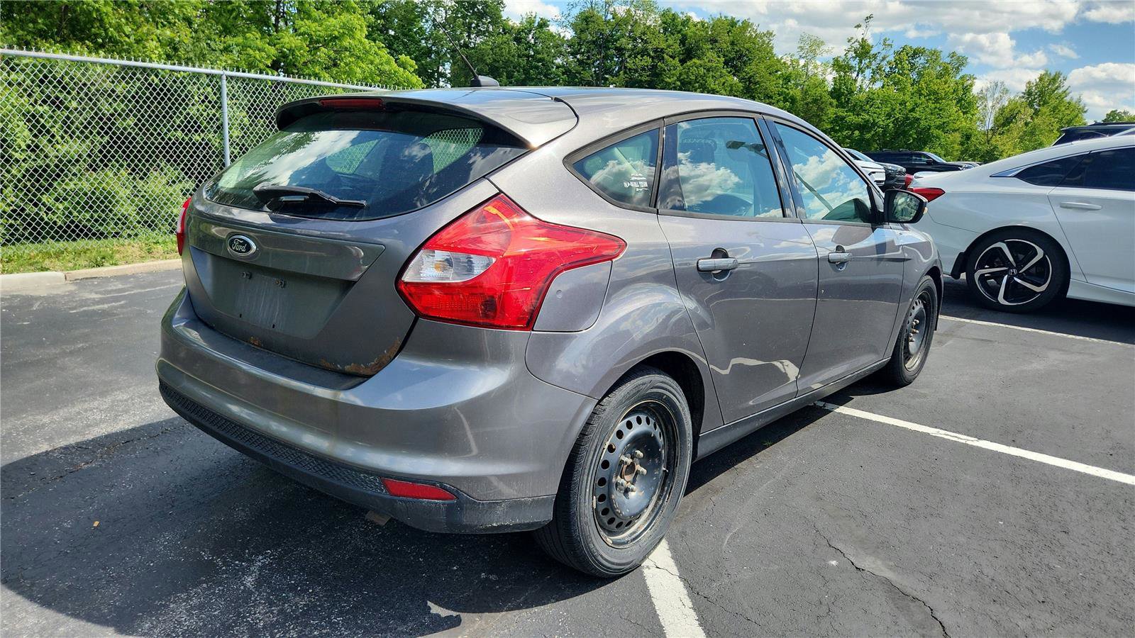 Used 2012 Ford Focus SE w/ SE Winter Pkg FWD image 2