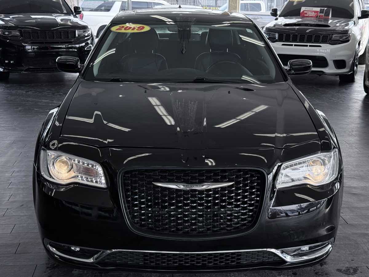 Used 2019 Chrysler 300 Touring L w/ Quick Order Package 22F image 3