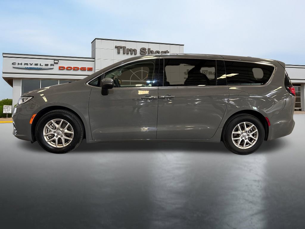 Used 2023 Chrysler Pacifica Touring-L image 2