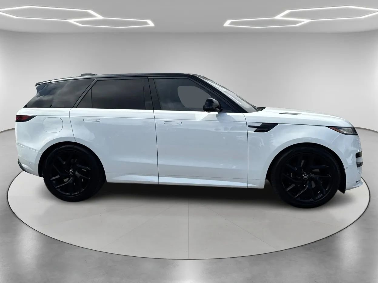 Used 2023 Land Rover Range Rover Sport SE Dynamic image 4