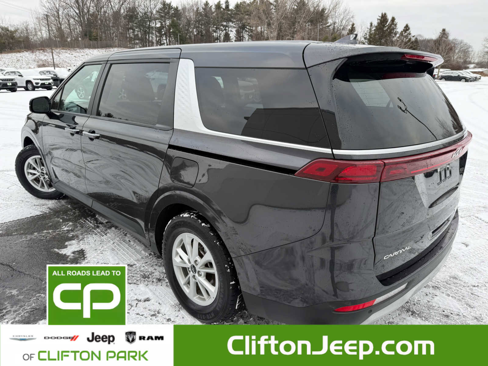 Used 2024 Kia Carnival LX image 2