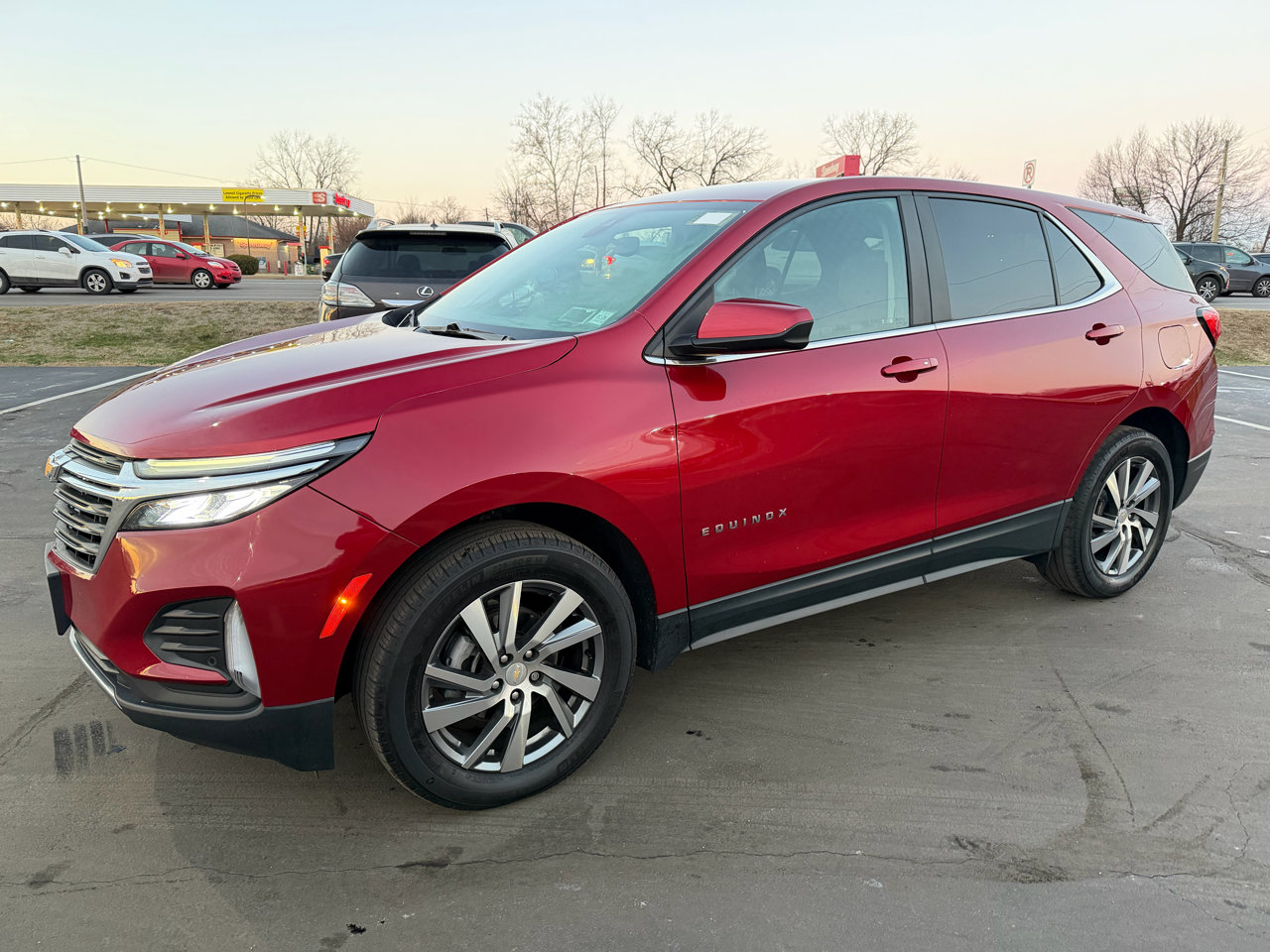 Used 2022 Chevrolet Equinox LT image 2