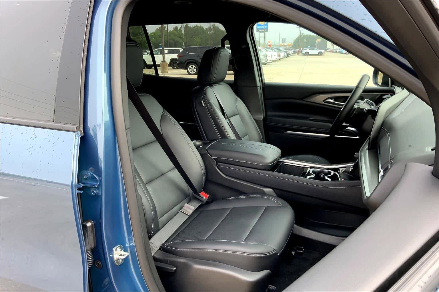 Used 2025 Chevrolet Traverse LT w/ Driver Confidence Package FWD image 9