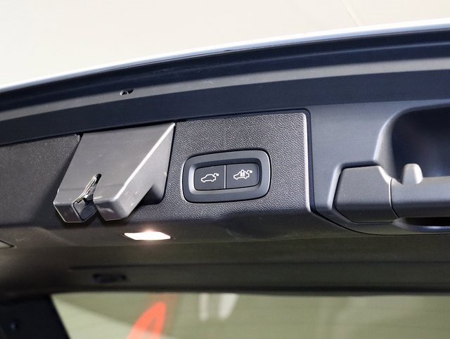 Used 2025 Volvo XC60 B5 Plus image 30