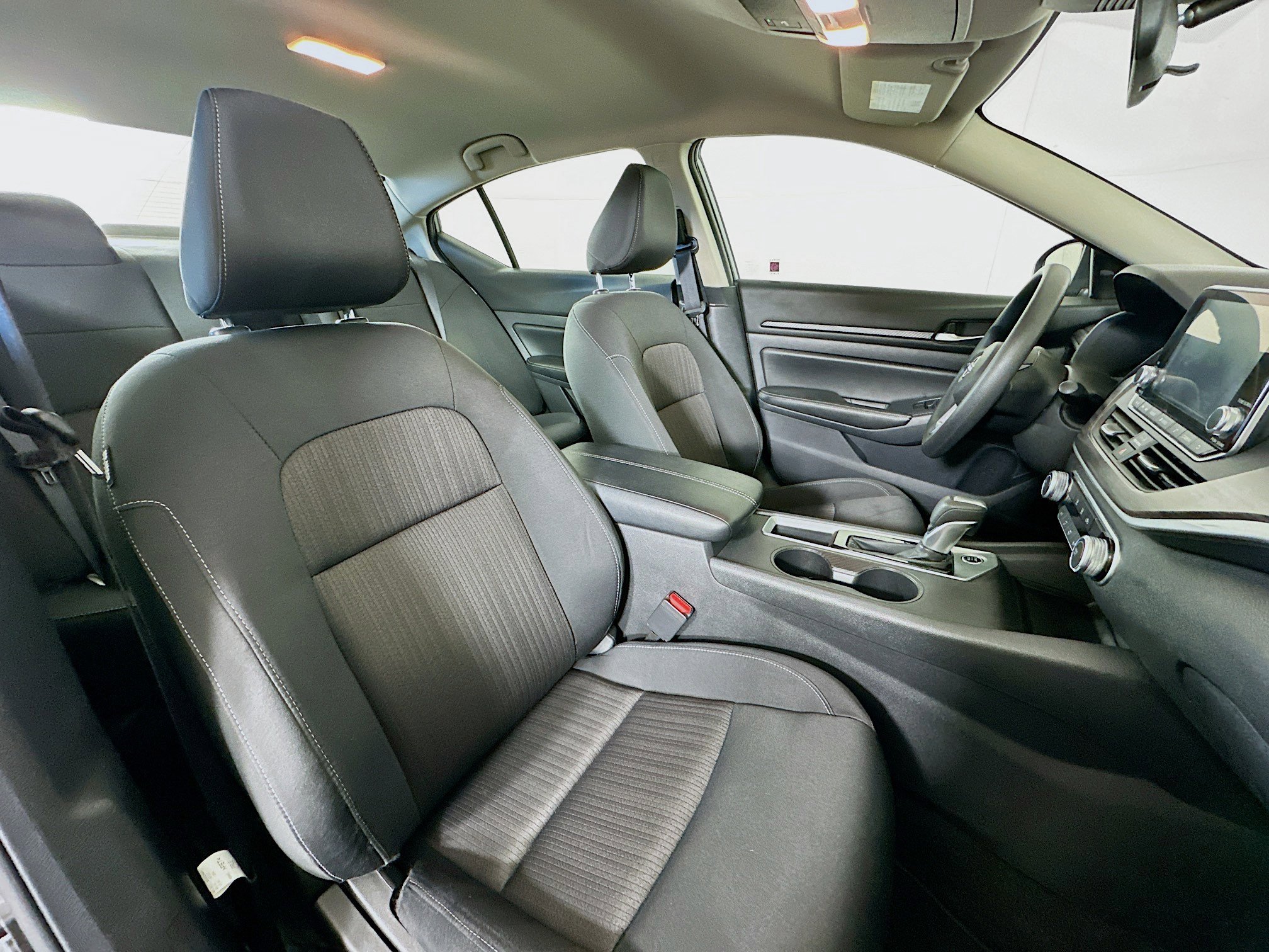 Used 2025 Nissan Altima 2.5 SV image 29