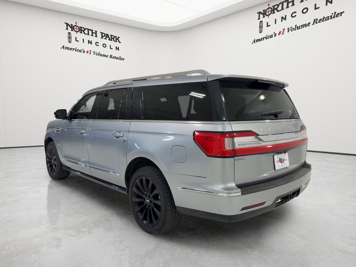 Used 2020 Lincoln Navigator L Reserve RWD image 3