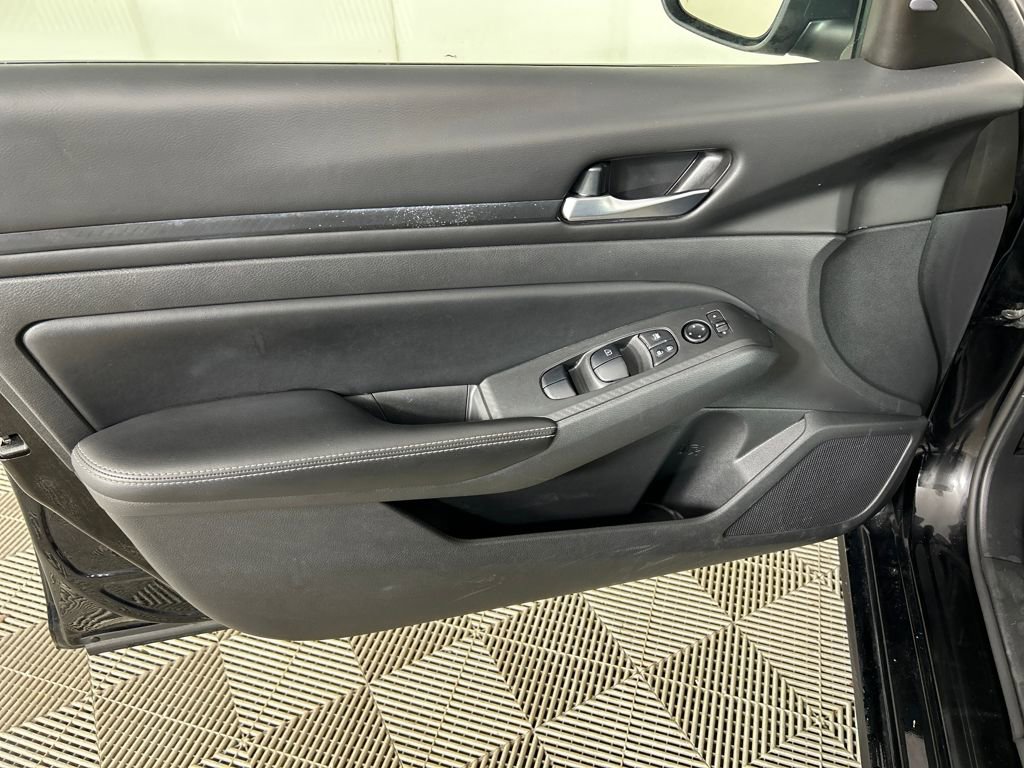 Used 2024 Nissan Altima 2.5 SV image 10