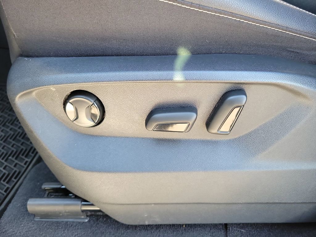 Used 2020 Volkswagen Atlas Cross Sport SE image 19