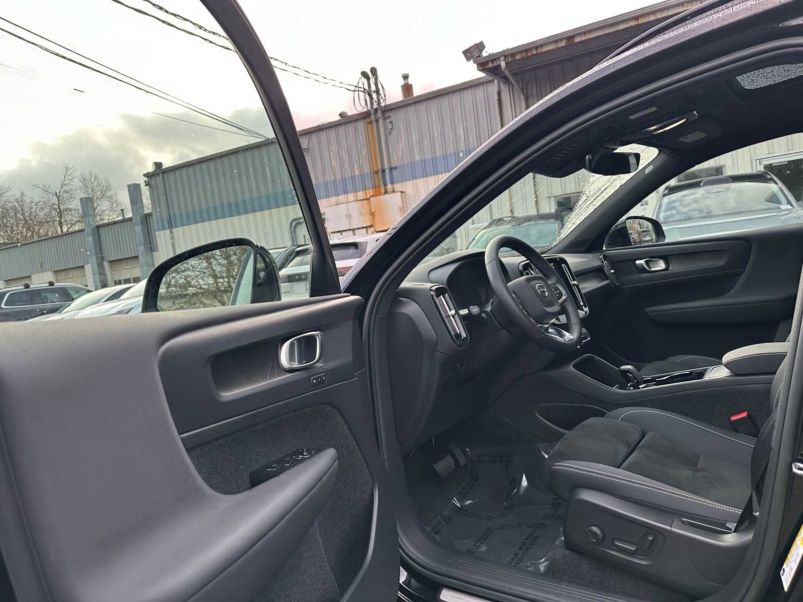 Used 2023 Volvo XC40 Recharge Plus image 21