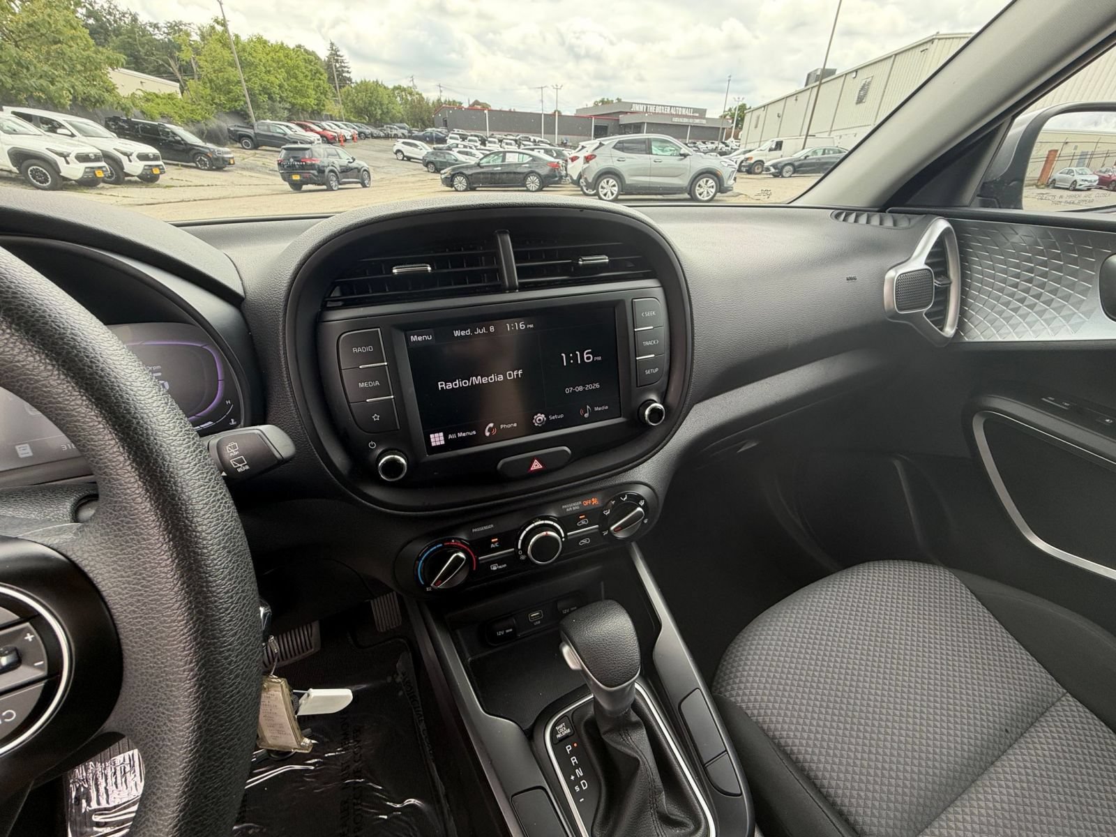 Used 2025 Kia Soul LX w/ LX Technology Package FWD image 17