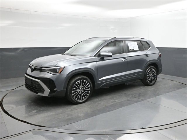 Used 2025 Volkswagen Taos SE w/ Panoramic Sunroof Package