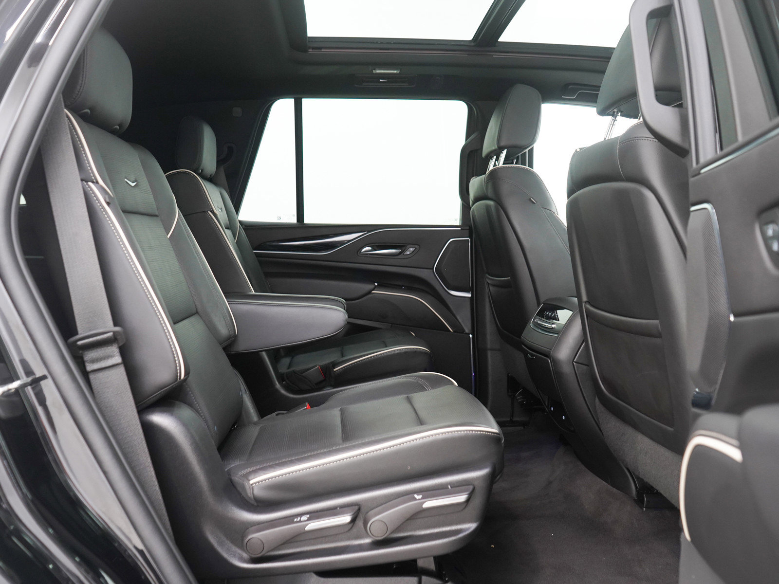 Used 2022 Cadillac Escalade Sport w/ LPO, ONYX Package image 12