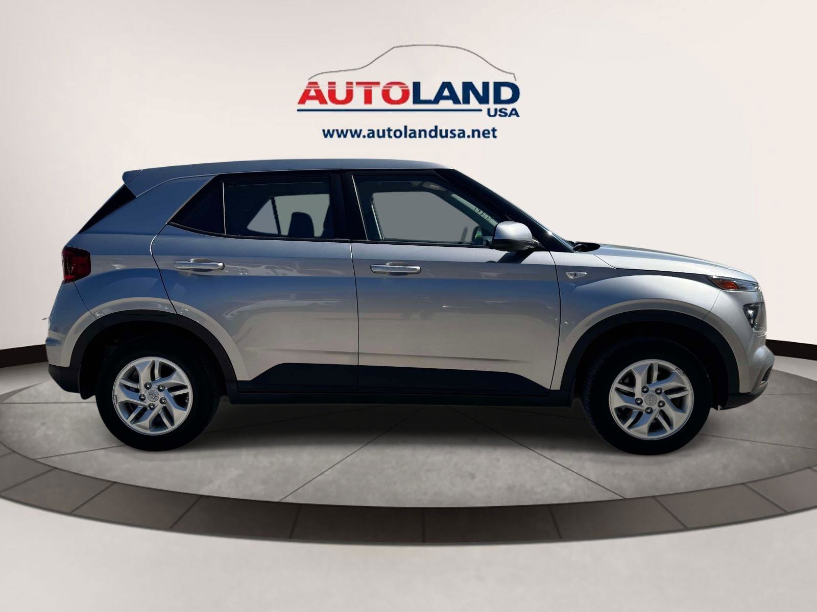 Used 2024 Hyundai Venue SE FWD image 3