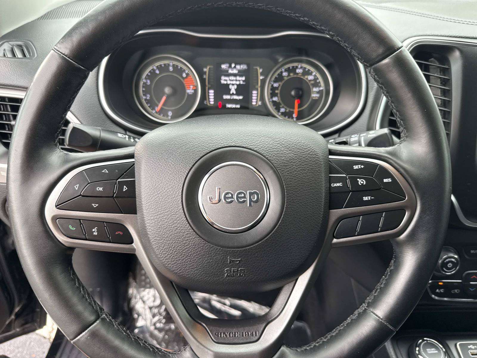 Used 2020 Jeep Cherokee Latitude Plus w/ Comfort/Convenience Group AWD/4WD image 32