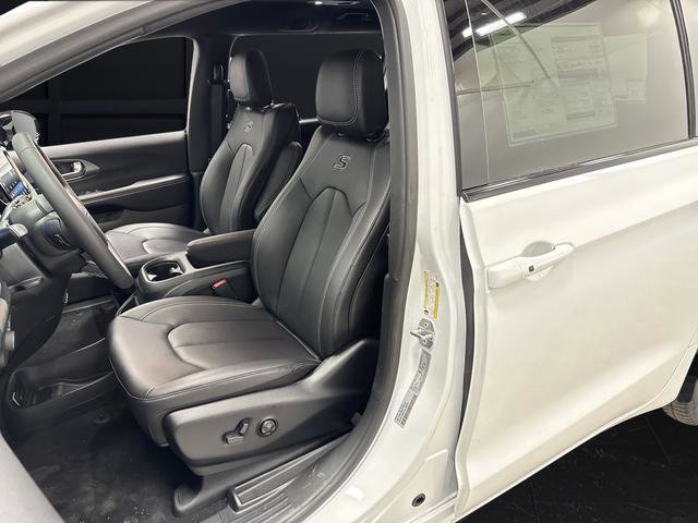 New 2026 Chrysler Pacifica Select image 4
