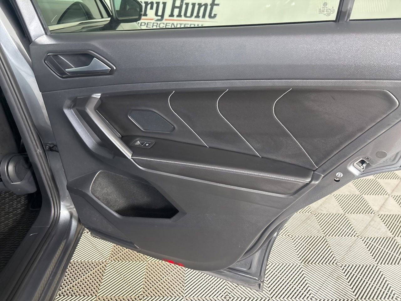 Used 2023 Volkswagen Tiguan SE w/ Panoramic Sunroof Package FWD image 24