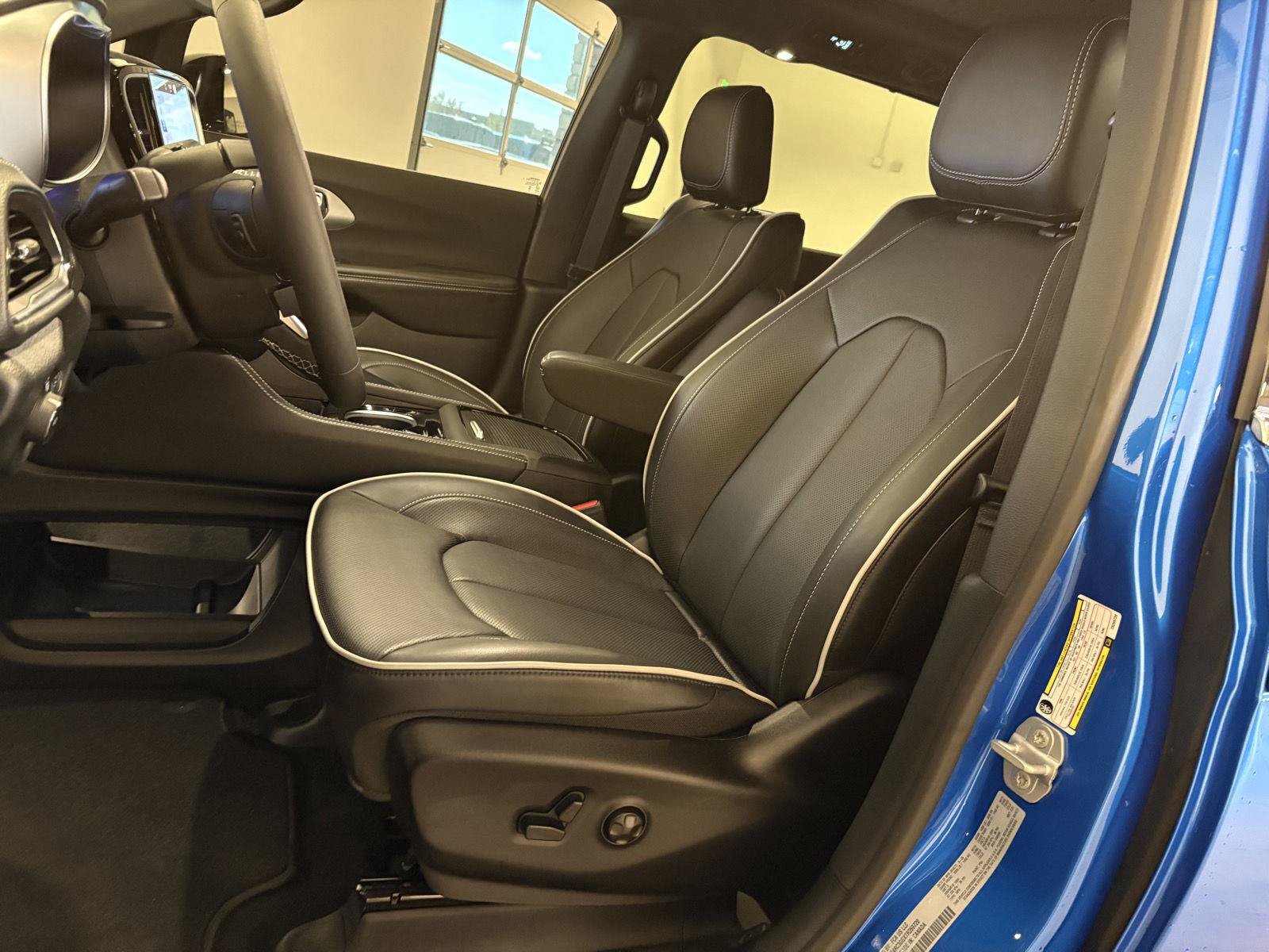 Used 2026 Chrysler Pacifica Limited AWD/4WD image 19