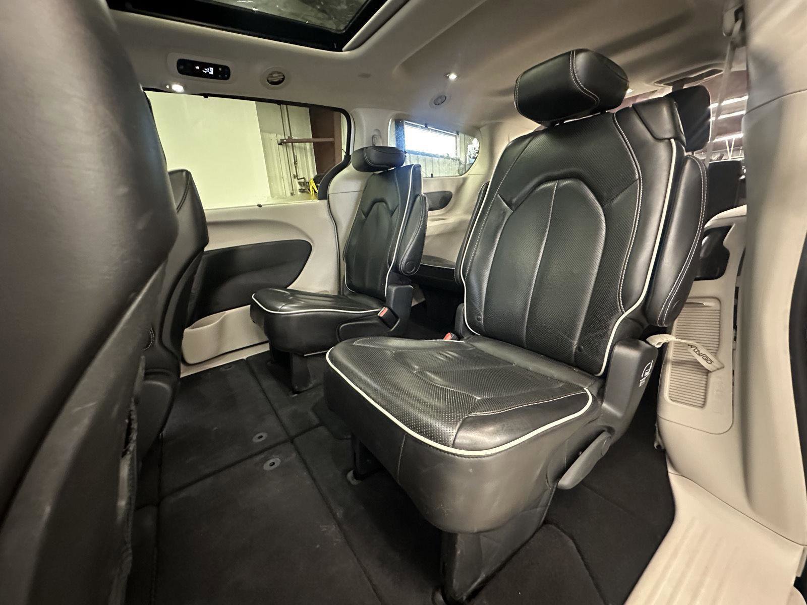 Used 2022 Chrysler Pacifica Limited image 25