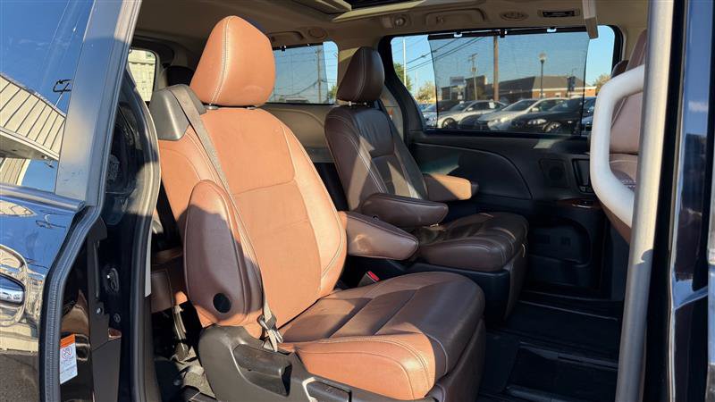 Used 2017 Toyota Sienna Limited Premium FWD image 39