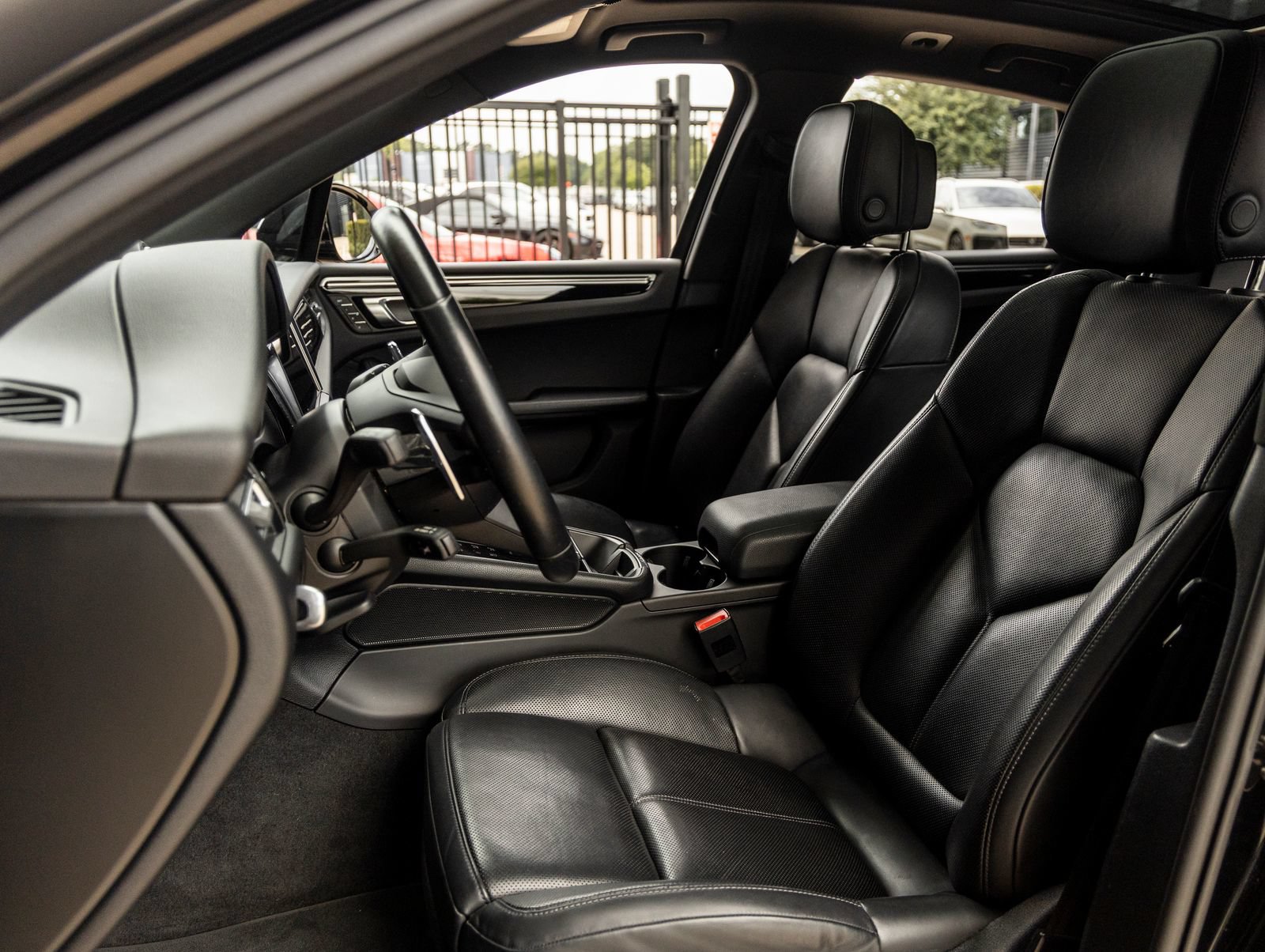 Certified 2023 Porsche Macan AWD/4WD image 5