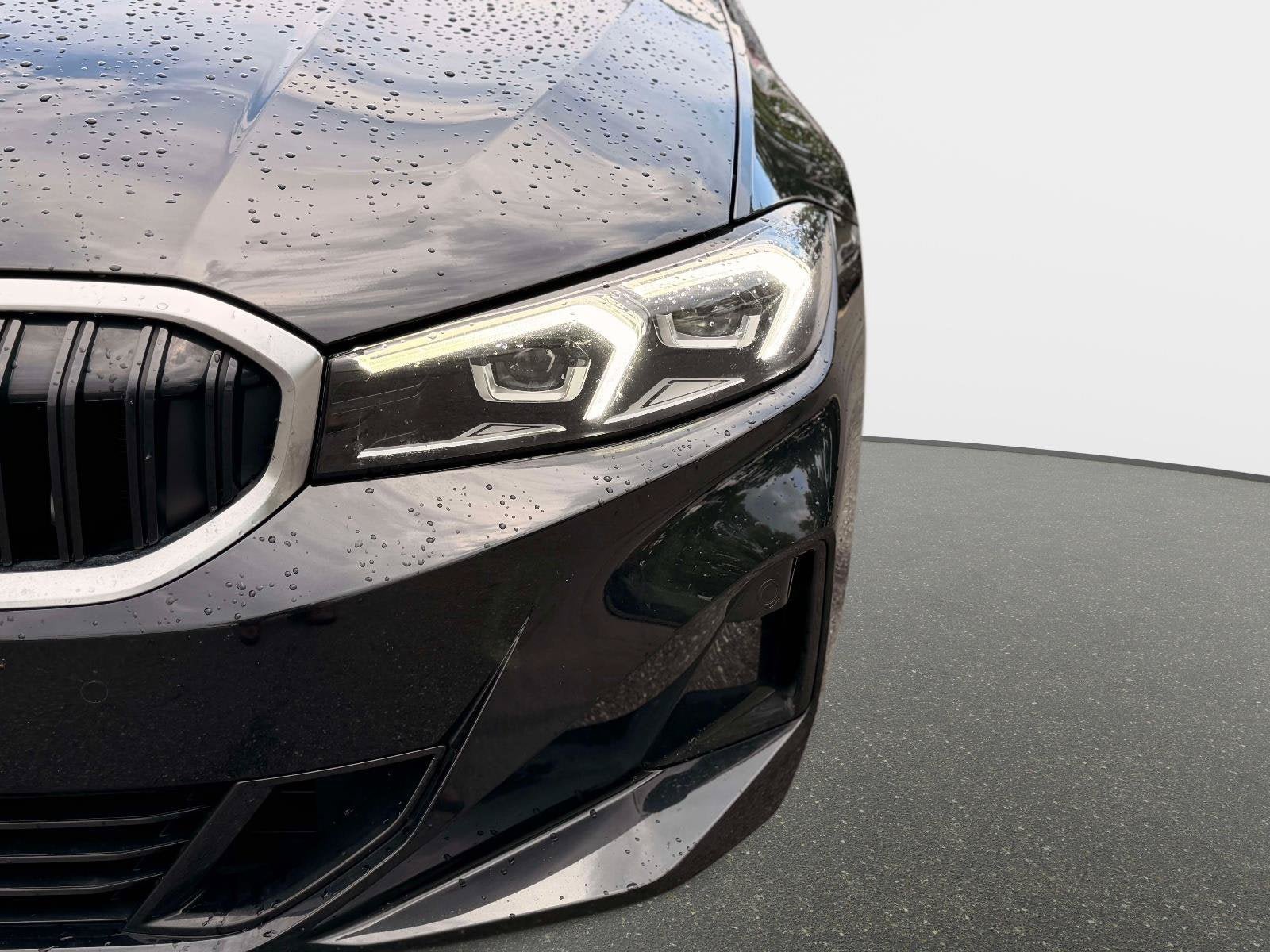 Used 2023 BMW 330i Sedan w/ Premium Package RWD image 9