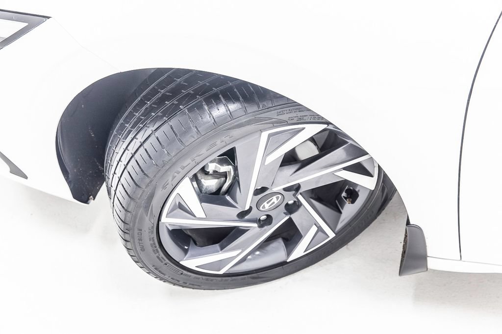 Used 2025 Hyundai Elantra Limited FWD image 11