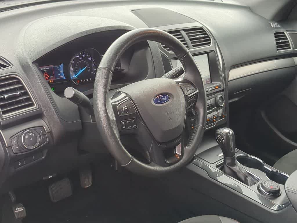 Used 2018 Ford Explorer XLT w/ Equipment Group 202A AWD/4WD image 2