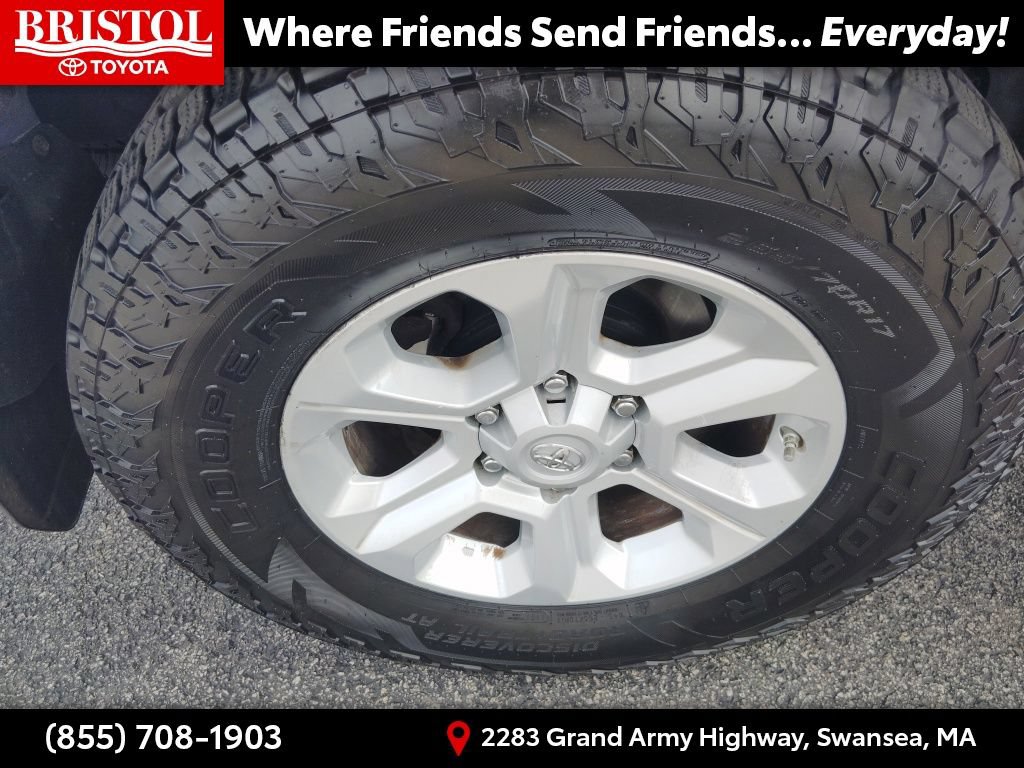 Used 2016 Toyota 4Runner SR5 w/ Four Season Floor Mat Package AWD/4WD image 10